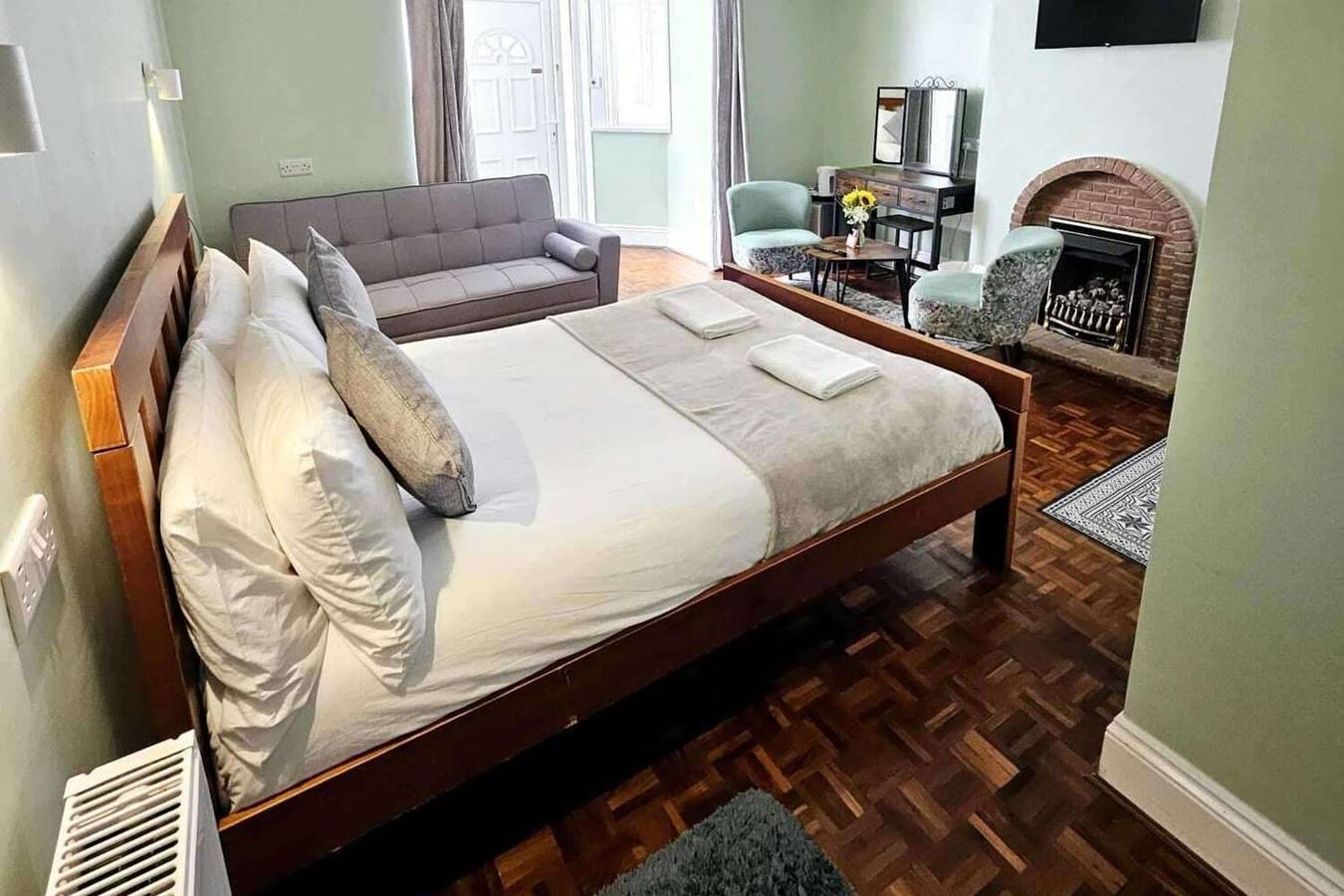 Entire holiday apartment, Apartment - Sleeps 6 - Self Check In - Beach Close in Southsea, Portsmouth