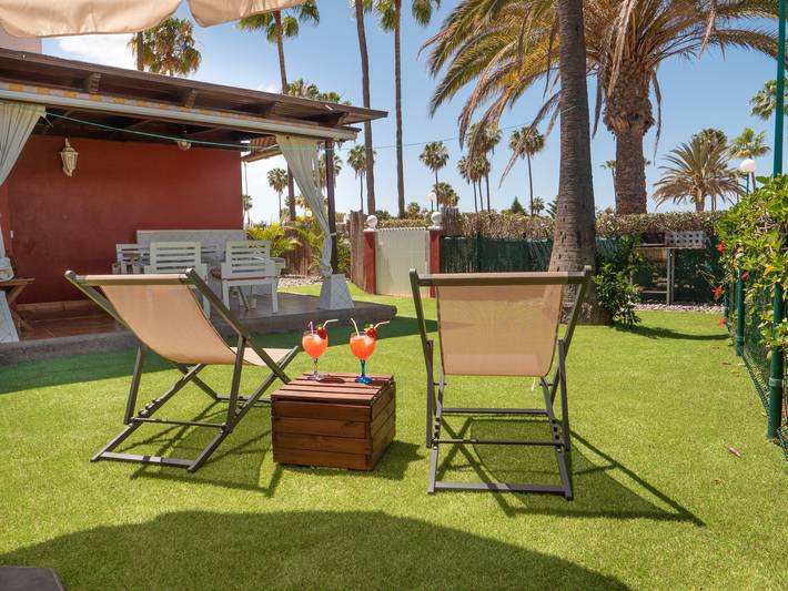 Bungalow para 4 personas, con Terraza además de Jardín y Piscina en Campo Internacional