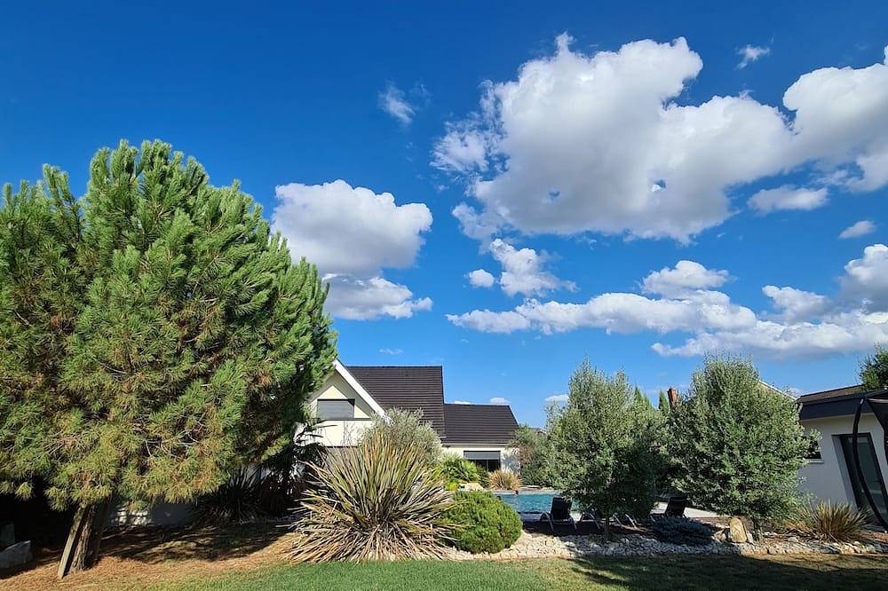 Entire apartment, Stay 2 people swimming pool in Brive-la-Gaillarde, Brive-la-Gaillarde region