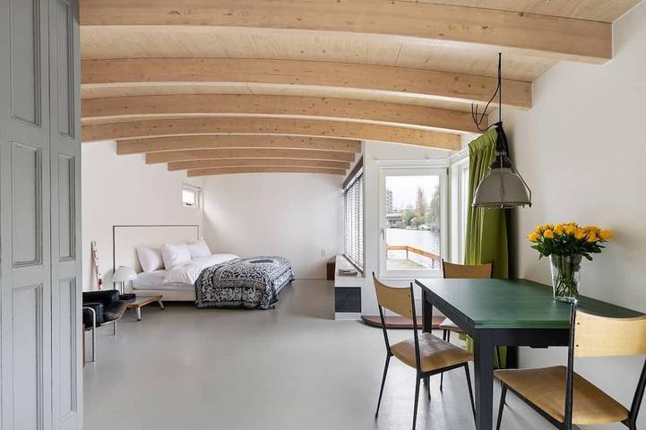 House boat for 2 people, with yard in Amsterdam