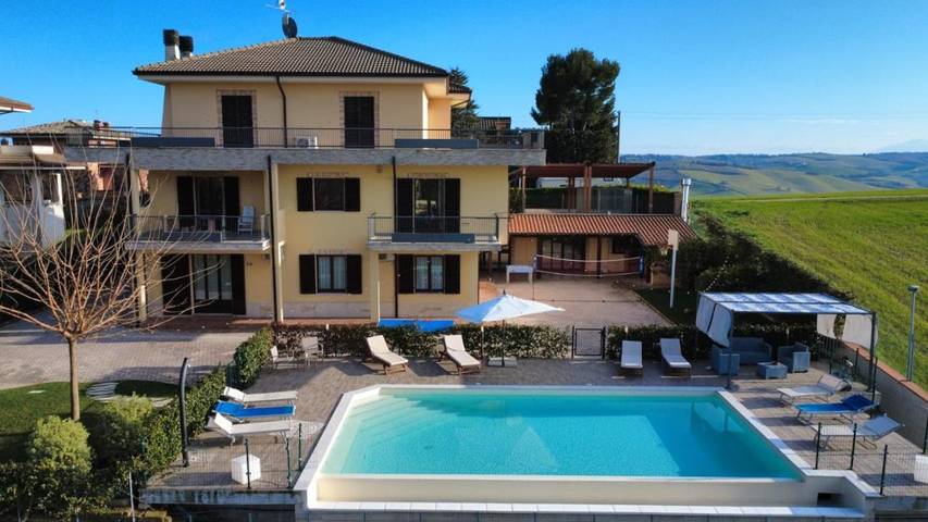 Casa vacanza per 13 persone, con Terrazza e Giardino nonché Piscina e Panorama a Montegranaro