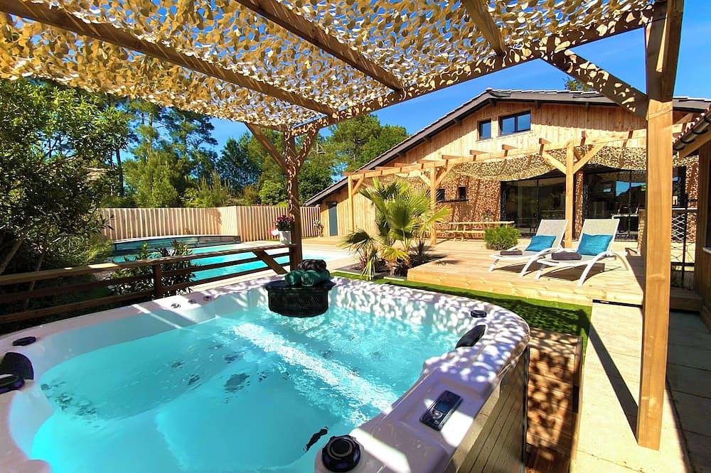 Belle Villa Pins&Spa avec Piscine couverte et Jacuzzi Boulodrome Ping-Pong in Andernos-les-Bains, Région d'Arcachon