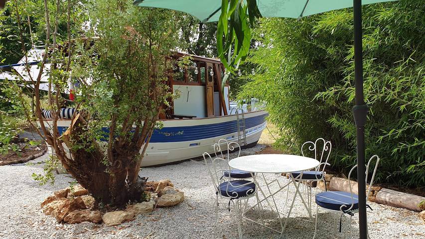 Gîte pour 2 personnes, avec piscine et terrasse, animaux acceptés
