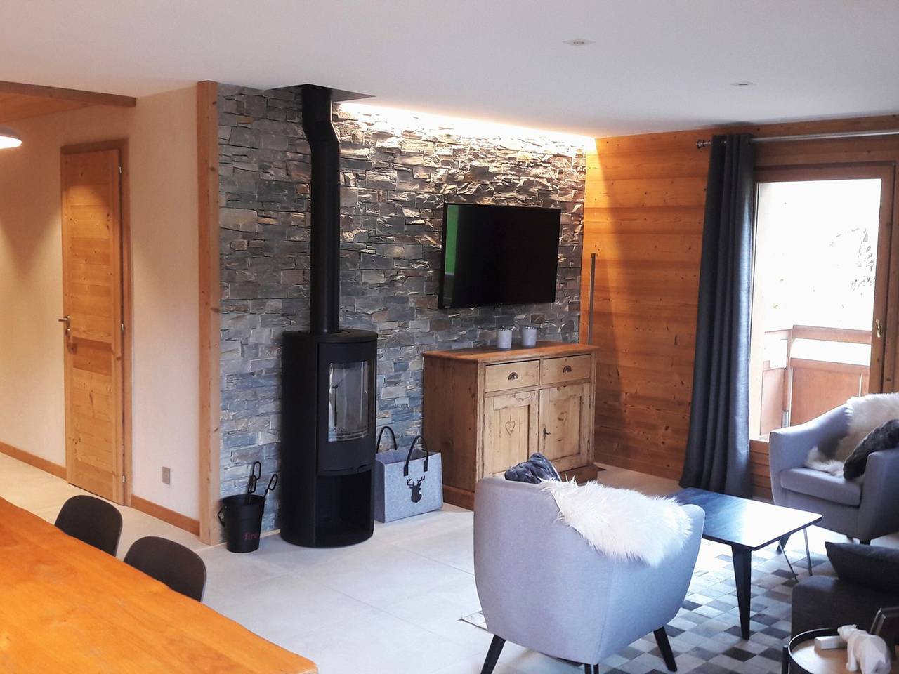 Entire apartment, 3-room apartment with balcony and garage near the slopes in La Clusaz, Annecy region