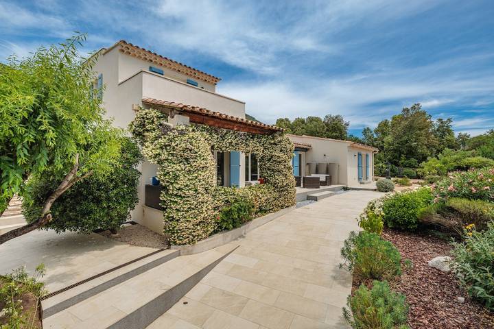 A Little Paradise – Your Guest Room in a Local Home in Rustrel, Parc naturel régional du Luberon