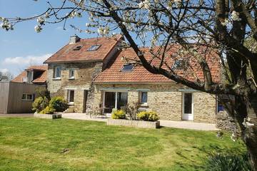 Location de vacances pour 12 personnes, avec terrasse et jardin à Saint-Lô