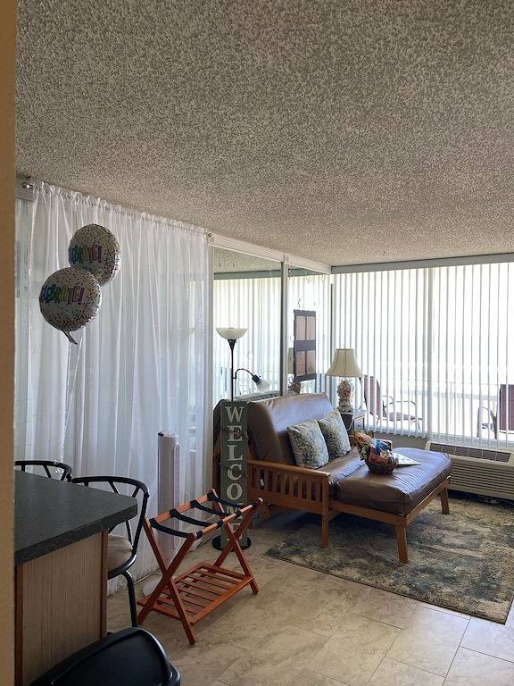 Ganze Wohnung, Oceanfront Studio - “also can’t get closer to the beach” View, comfy and clean! in Ormond Beach, Florida