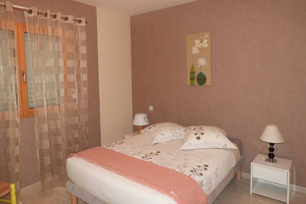 Two Bedrooms Two Steps From The Parish Enclos in Guimiliau, Région de Morlaix