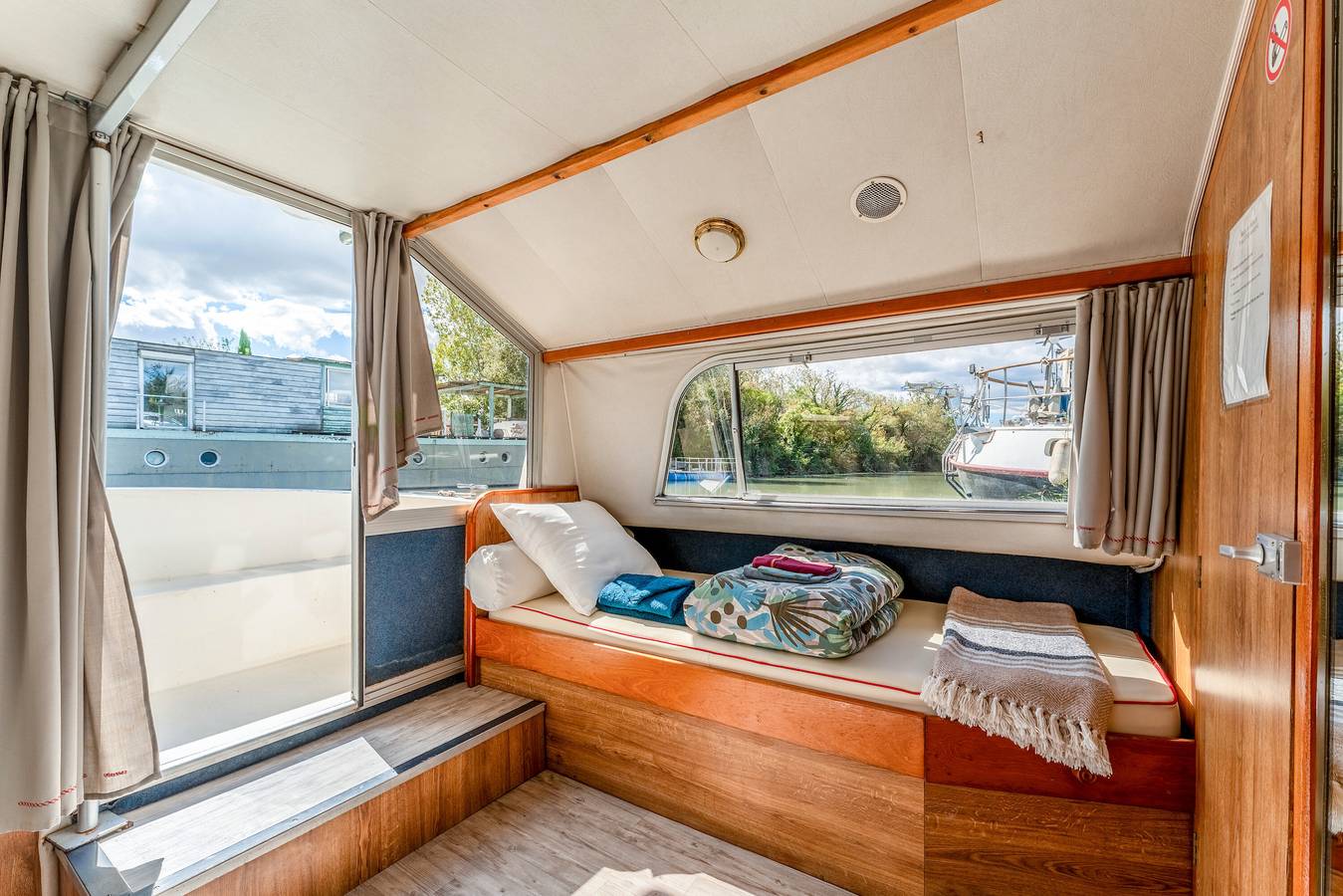 Bateau 'Pénichette Odyssey Croisières' avec vue sur le lac, terrasse privée et climatisation in Bellegarde, Région de Nîmes
