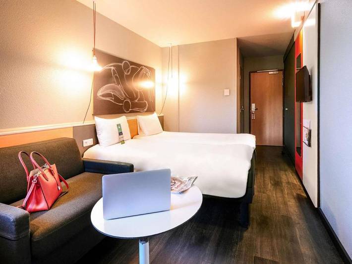 Hôtel pour 4 personnes, avec terrasse et piscine