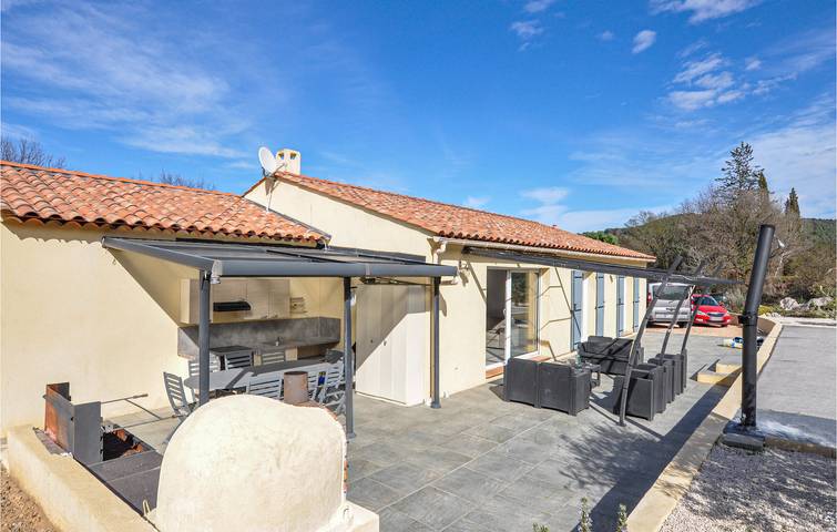 Location de vacances pour 8 personnes, avec terrasse et piscine, animaux acceptés à Salernes - 2