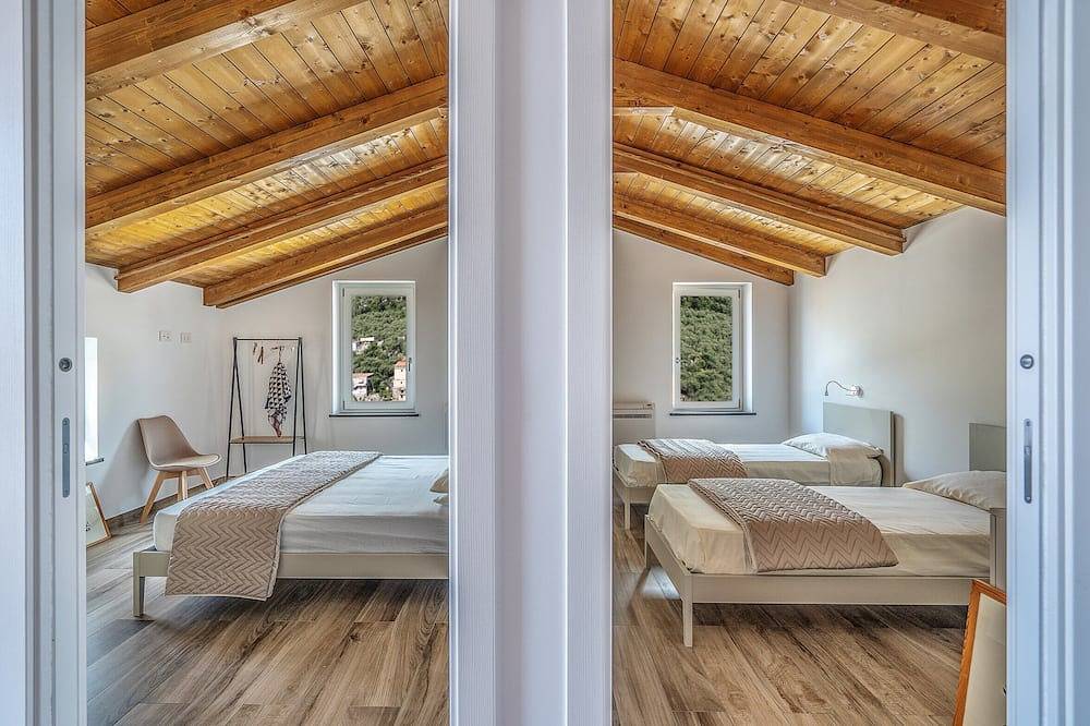 Appartamento intero, Newly refurbished apartment with a private panoramic terrace near Sorrento in Vico Equense, Monti Lattari