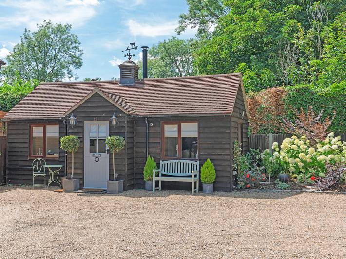 Log cabin for 2 people, with pets in Surrey