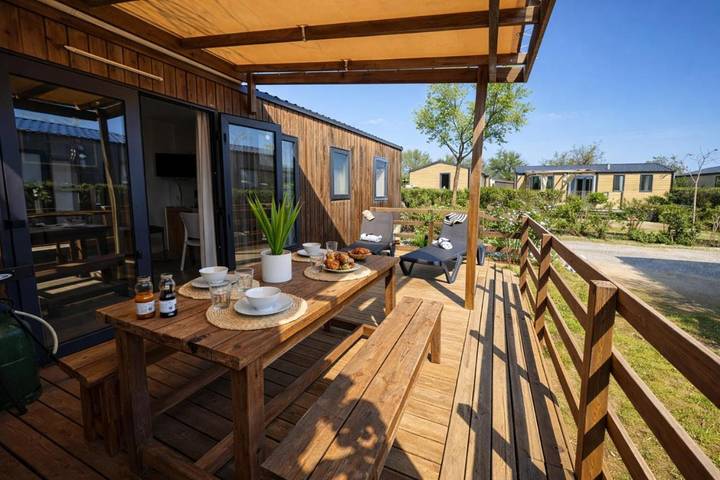 Chalet pour 6 personnes, avec sauna et jardin ainsi que piscine et jacuzzi, animaux acceptés