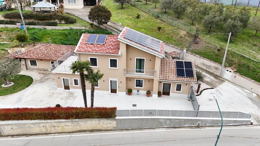 Location de vacances pour 4 personnes, avec jardin ainsi que terrasse et vue, animaux acceptés à Ariano Irpino