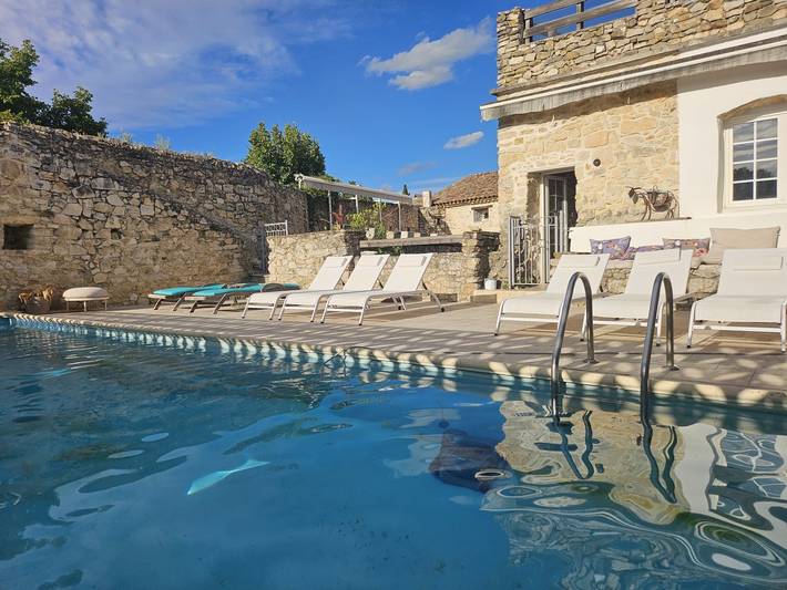 Gîte pour 30 personnes, avec piscine et jardin ainsi que sauna et terrasse, animaux acceptés