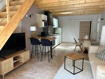Gîte pour 4 personnes, avec vue et piscine à Lussac