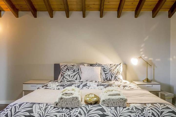 Beach House Deluxe-2 Min. Walking From the Beach, Perfect for Large Groups! in São Miguel Island, Rosto do Cão (Livramento)