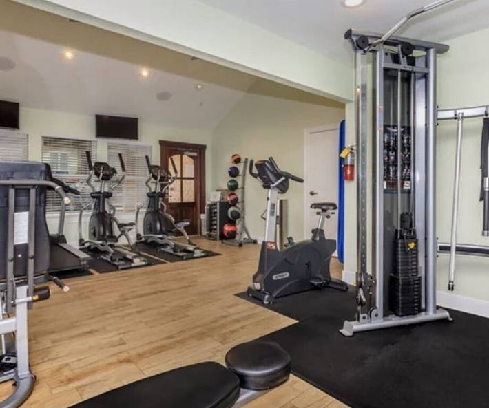 Vacation rental for 4 people, with yard and pool in North Houston