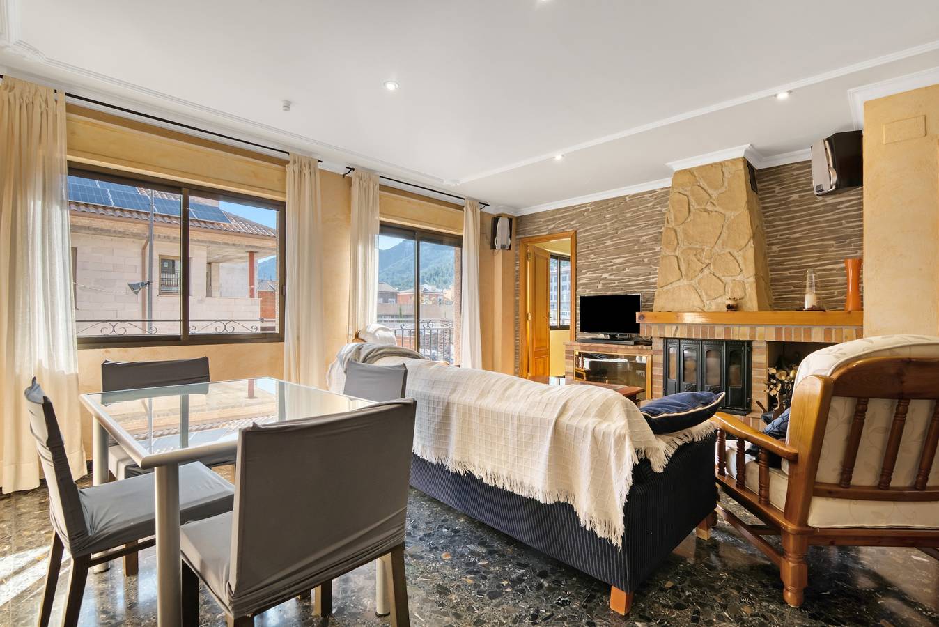 Apartamento entero, Apartamento 'Cal Guerrer' con vistas a la montaña, Wi-Fi y aire acondicionado in Mogente, Provincia de Valencia