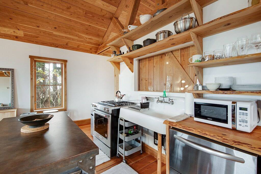 Secluded & stylish eco love nest right in town - perfect for work & play in Orcas Island