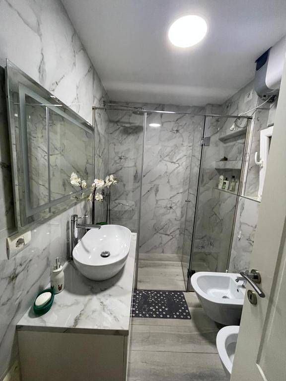 Ganze Wohnung, Modernes, gemütliches Apartment, Self Check-in Kostenloses WLAN in Tiranë, Albanien