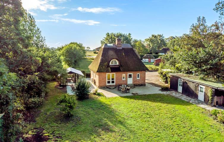 Vakantiehuis voor 4 personen, with terras and uitzicht op het meer as well as tuin in Lolland