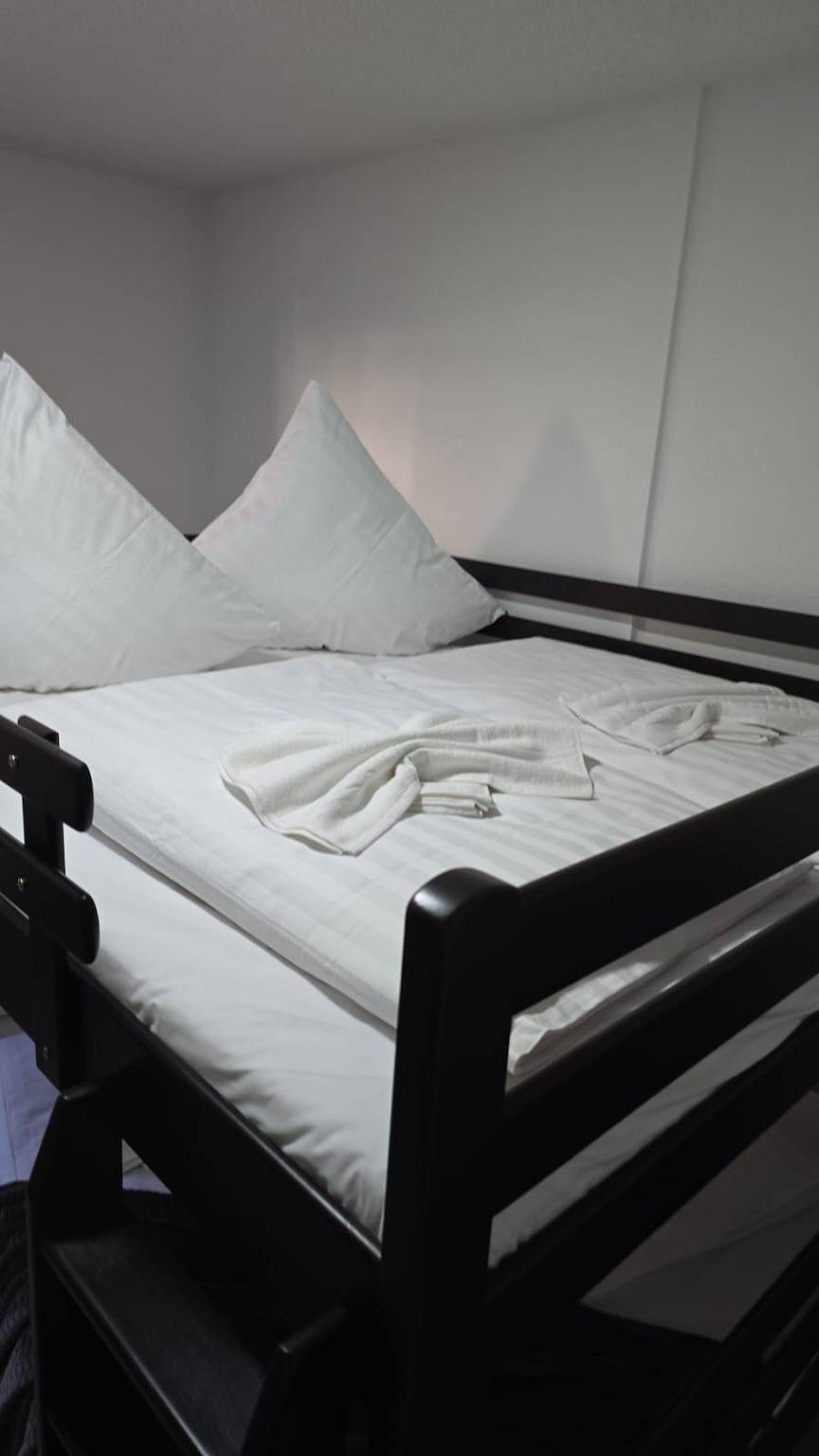 Ganze Ferienwohnung,  (N)Ostalgie - Perle   Plauen-Zentrum & S-Bahn Nähe für bis zu 6 Personen im Eg, sehr ruhige Lage & Ebk & Pkw-Stellplatz in Plauen, Chemnitz und Umgebung