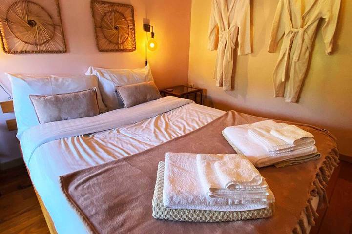 Gîte pour 8 personnes, avec piscine et terrasse, animaux acceptés à Hénansal - 4