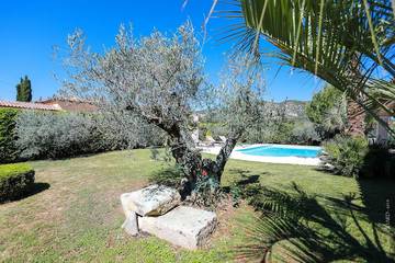 Gîte pour 4 personnes, avec terrasse et piscine à Villeneuve