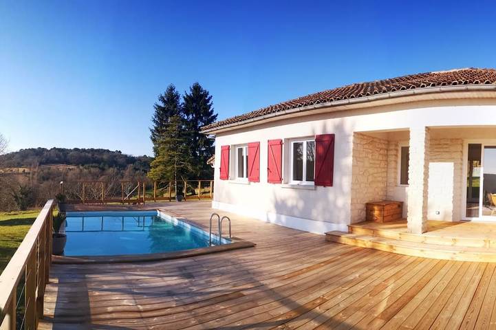 Location de vacances pour 8 personnes, avec Piscine à Léguillac-de-l'Auche
