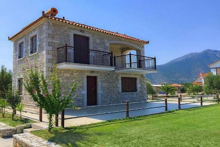 Chalet para 4 personas, con balcón además de piscina y jardín en Arcadia
