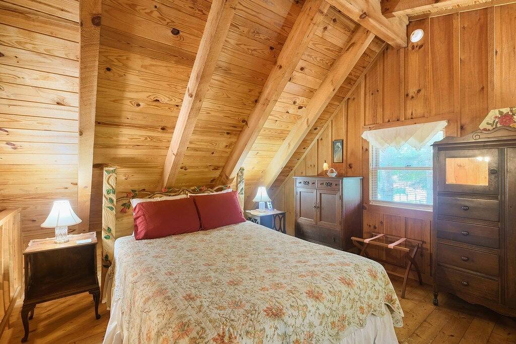 Deck, Jetted Tub, Wi-fi, Near National Park in Tuckaleechee, Blount County