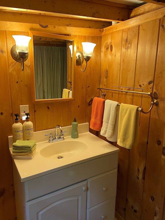 Log cabin for 2 people, with terrace and garden in Maine