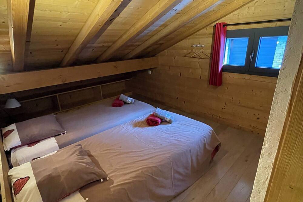 Guest Chalet with Hot Tub, Sauna & Private Cinema – 3 Minutes from Châtel in La Chapelle-d'Abondance, Les Portes du Soleil