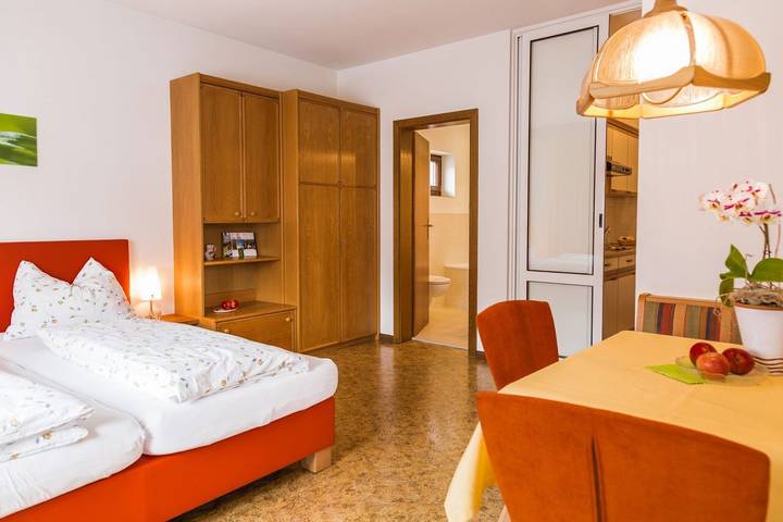 Estúdio inteiro, Apartamento Studio 'Ferienwohnung Lanz 3' com vista para a montanha, jardim privado e Wi-Fi in Lana di Sopra, Lana