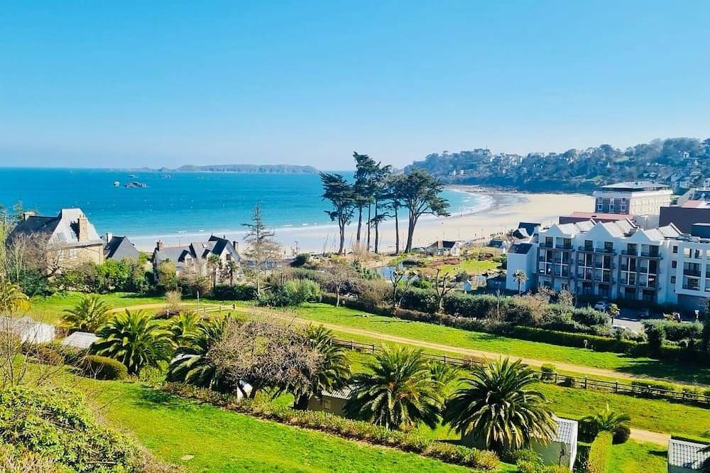 Ganze Wohnung, Exceptional sea view studio, direct from the beach. in Perros-Guirec, Rosa Granitküste