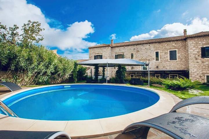 Casa vacanza per 12 persone, con giardino e piscina in Gèsturi