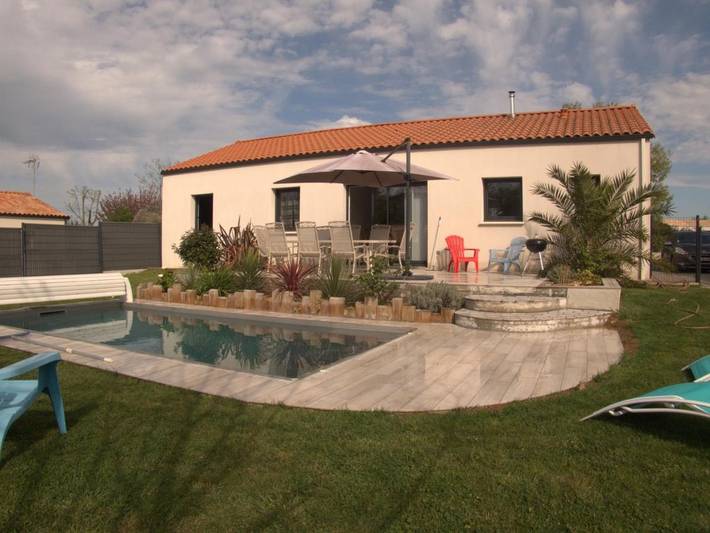 Location de vacances pour 6 personnes, avec vue et piscine ainsi que bassin pour enfant et jardin à La Mothe-Achard - 4