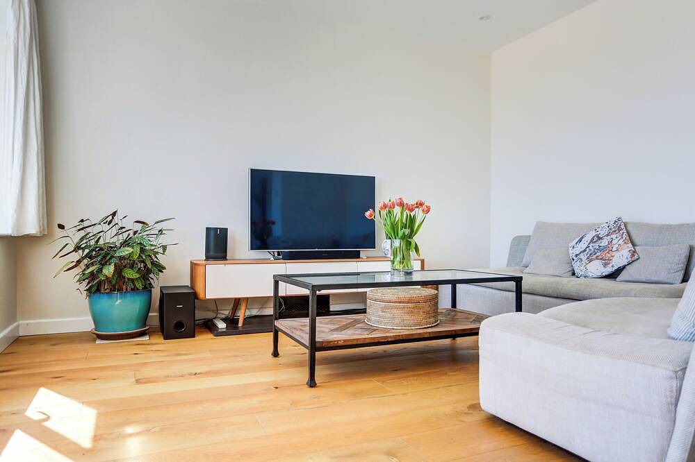 Beach House with huge deck & hot tub leading directly onto Shoreham Beach in Adur, West Sussex