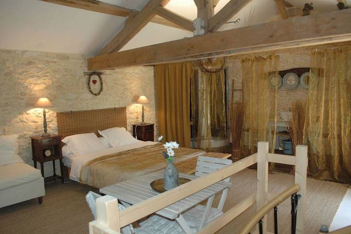 Ecurie transformée en gîte romantique, au domaine Le Nid des Oiseaux in Cubjac-Auvézère-Val d'Ans, Périgord Blanc