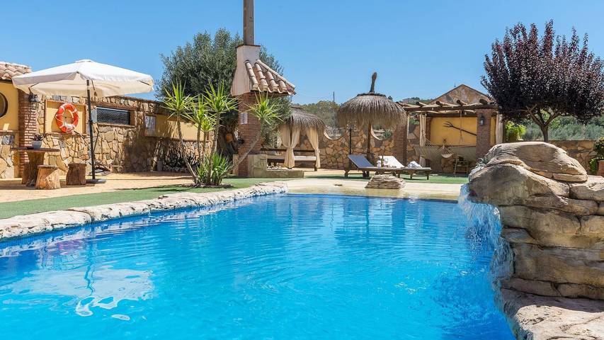 Casa rural para 13 personas, con piscina y balcón/terraza en Loja