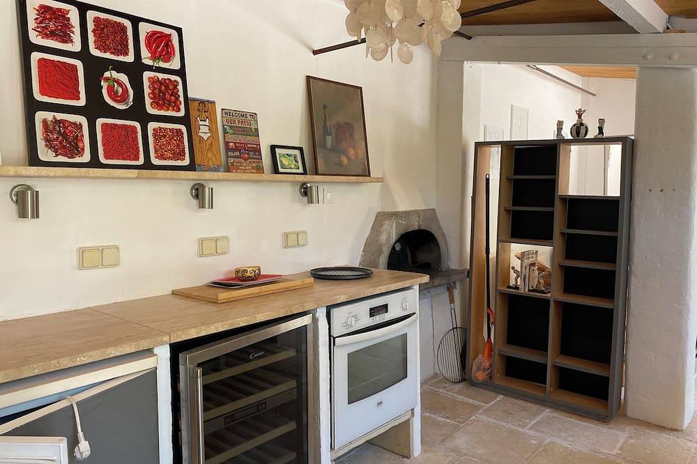 Charmante bergerie et ses annexes/ piscine à 2 pas de la mer. Animaux acceptés in Roquefort-les-Pins, Cannes region