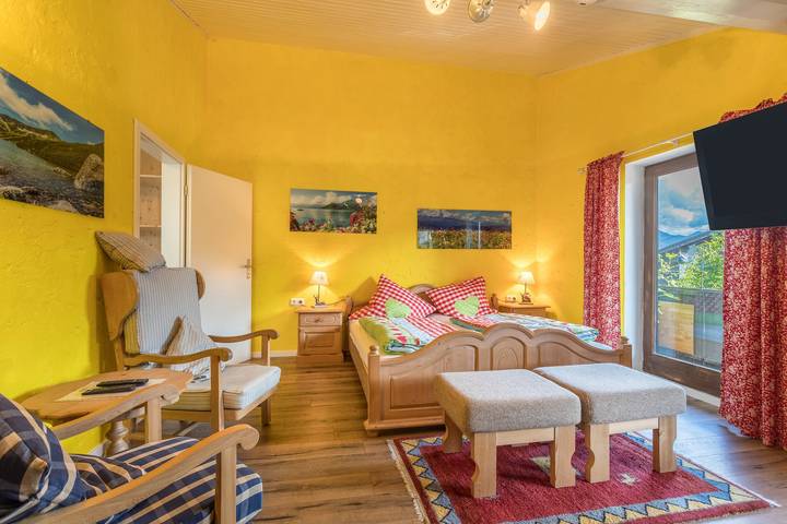 Ganze Wohnung, Gemütliches liebevolles Apartment mit Balkon und Bergblick zwischen Chiemsee und Bergen in Bernau am Chiemsee, Chiemsee