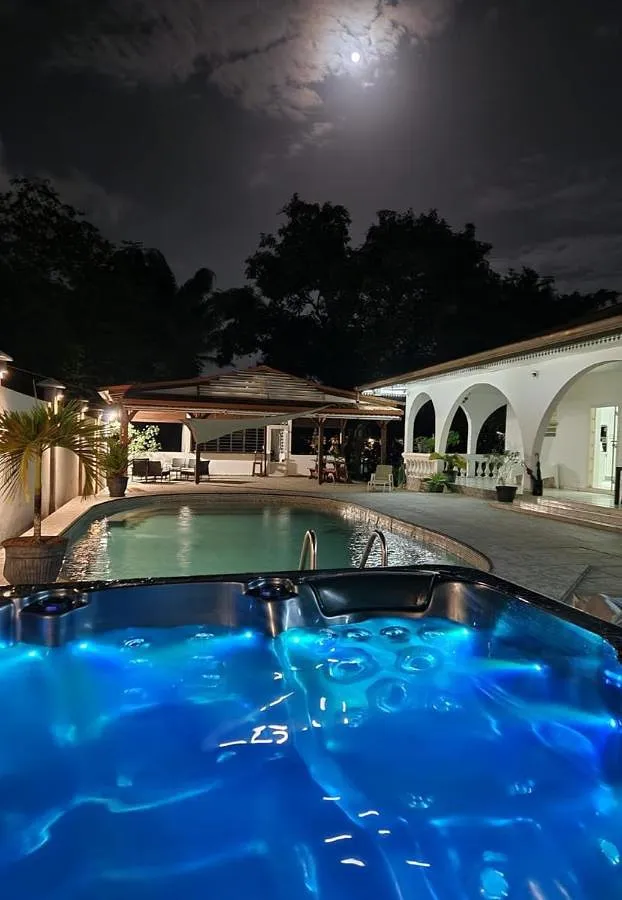 Alojamiento y desayuno para 4 personas, con jacuzzi además de jardín y piscina - 1