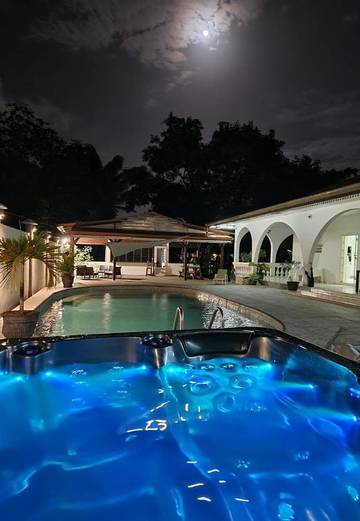 Chambre d’hôte pour 4 personnes, avec jardin ainsi que piscine et jacuzzi dans DOM-TOM