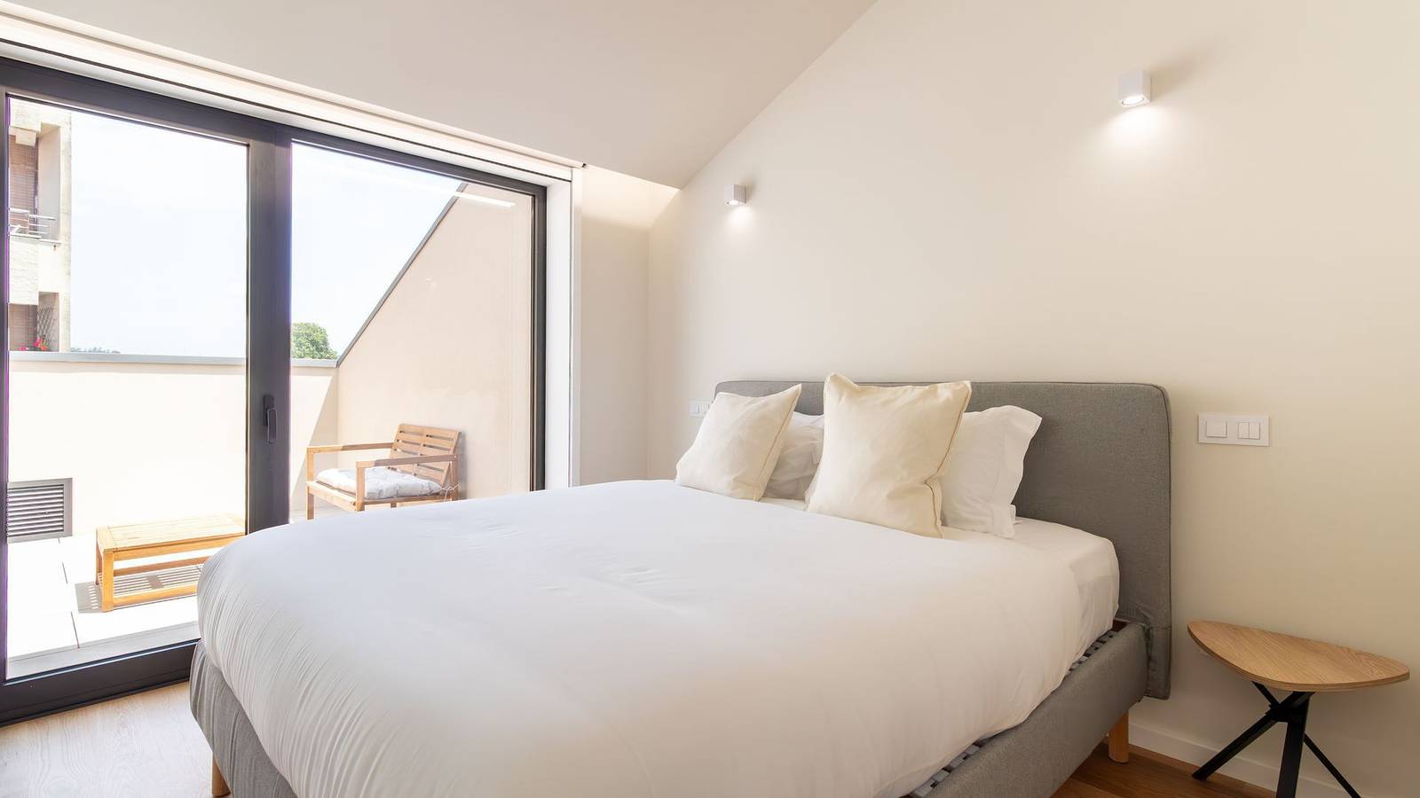Ganze Wohnung, Coastal 3Br Duplex w/ Terrace by Lovelystay in Matosinhos, Matosinhos e Leça da Palmeira