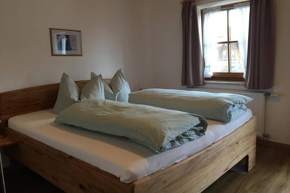 Ganze Wohnung, Ferienwohnung 1 für 2 Personen (42 qm, Og) in Weisham, Bernau am Chiemsee