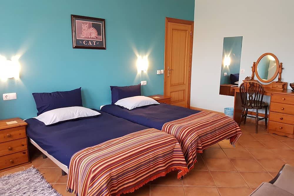 Spacious luxury country house. Shared pool. Fully wheelchair accessible in Ourique, Beja Distrikt
