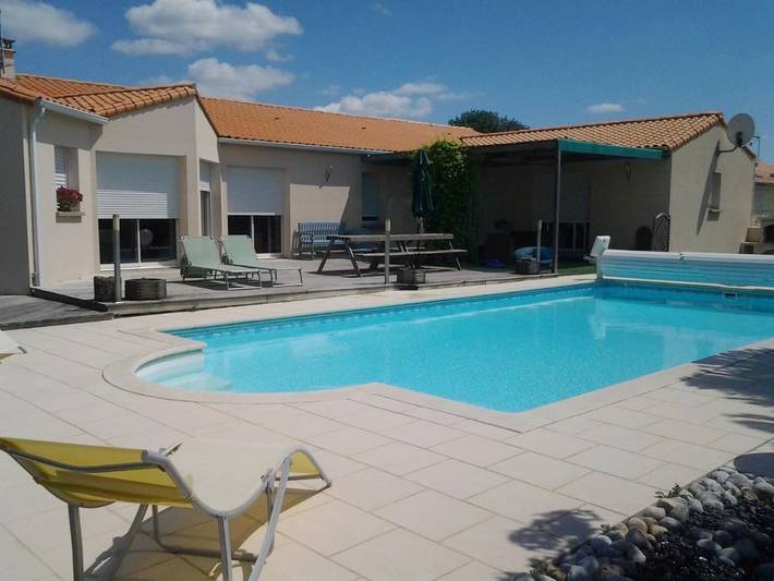 Chambre d’hôte pour 3 personnes, avec piscine ainsi que vue et jardin